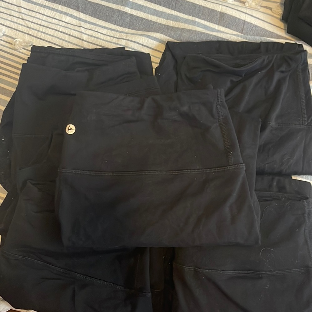 5 pairs of 90 degree black yoga pants.